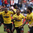 El delantero Ángelo Quiñónez (i) reforzará a Guayaquil City.