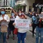 La protesta incluyó un cartel en el que rechazan que justo hoy hay amenaza de bomba en el sitio de la diligencia.
