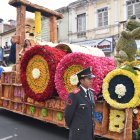 Adornados con flores naturales, frutas y pan, los carros alegóricos son uno de los atractivos de la ciudad en carnaval.