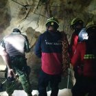 Momento en que los bomberos realizaban el rescate.