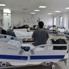 En el espacio de la cafetería del Hospital IESS Quito Sur atienden a pacientes con complicaciones leves.