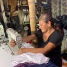 Una máquina y telas recibió la mujer de 58 años, quien sostiene a sus hijos con la costura.