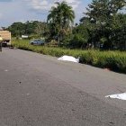 Los chicos fueron aplastados por el vehículo pesado. La moto quedó debajo y destrozada.