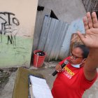 En un callejón de la 22 y Ayacucho, Lorena lleva el mensaje del Señor.


Agencia (ag-extra)