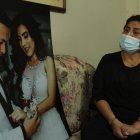 Observando una de las fotos del matrimonio. Katty Muñoz relata cómo fue el noviazgo de su hija  y Luis.