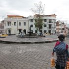 Varios hombres esperan por un ‘cachuelo’ de oficios como albañilería o plomería.