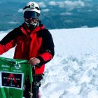 Cristian Vela en la cumbre del Chimborazo con el maillot verde de Richard Carapaz.