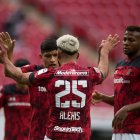 Michael Estrada (d) celebra el gol del empate del Toluca con sus compañeros.