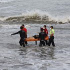 Bomberos y policías rescataron a la mujer sin vida.