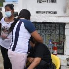 Allegados a las víctimas, mientras esperaban realicen los exámenes legales y retirar 

los cuerpos.