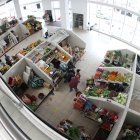 Quito
Luego del incendio del mercado Mayorista, el 9 de enero, la lupa ha caído sobre el resto de los centros de abasto de la capital. EXTRA realizó un recorrido por los principales mercados para constatar si sus infraestructuras están listas para prevenir un incendio.
Gina Carrión, tesorera de la asociación Chiriyacu, del mercado del mismo nombre, explicó que los 400 socios se han organizado para dar mantenimiento a sus puestos de trabajo, así como para adquirir extintores grandes. “En el patio de comidas todos tienen un extintor pequeño. No queremos que haya alguna desgracia”, dijo.
Sin embargo, a pesar de ello existe el temor de que el medidor que aún alimenta a la mitad del mercado ocasione un cortocircuito y, por consecuencia, un incendio. “El 50 % de los puestos ya tienen medidor propio, pero aún faltan”. La directiva ha hecho un pedido a la Empresa Eléctrica y al Municipio de Quito, pero las respuestas son lentas, aseguran.
Del cuarto de donde aún funciona el medidor -de 60 años- salen cables desperdigados, conexiones que no se sabe si son seguras y que por la antigüedad los comerciantes prefieren no acercarse.
Las asociaciones en los mercados se han convertido en la balsa frente a las necesidades de los centros de abasto. En Santa Clara, otro mercado tradicional, las cosas se han conseguido con autogestión, pues los 244 socios aportan 4 dólares semanales para el mantenimiento de la infraestructura, guardianía y servicios básicos. “El presupuesto del Municipio no alcanza”, comentó Silvana Carrión, secretaria de la directiva del sitio.
En San Roque, el más grande de la capital, la tónica es parecida. Los avances se han logrado con los aportes de los comerciantes. Aquí 3 dólares semanales se destinan también a guardianía, reparaciones, recarga de extintores, pintura. “El alcalde (Jorge Yunda) ha venido y ha dicho que va a regenerar el barrio, pero seguimos esperando”, dijo Mónica Villegas, de la Asociación Nuevo San Roque.
Lo mismo sucede en el de Iñaquito, donde Washington Mora, dirigente, indicó que las capacitaciones contra incendios y las recargas corren por su cuenta. “Hemos pedido al menos que nos den talleres al Municipio, sin éxito”.
Esta realidad la confirma Rommel Rosero, titular de la Agencia Distrital de Comercio, entidad que tiene la competencia de los centros de abastos. Este indicó que los planes de contingencia para los mercados no han sido actualizados desde 2017, y que se harán este año. A partir de este mes también se empezará a preparar a los brigadistas en temas de prevención, norma obligatoria desde hace algunos años.
La entidad sigue una lista de recomendaciones hechas por el Cuerpo de Bomberos y que se trabajaron con la academia, pero las trabas para la implementación, explicó Rosero, han sido presupuestarias.