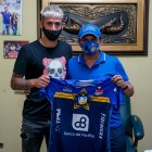 Juan Ignacio Vieyra ya recibió la camiseta de Delfín de manos del presidente José Delgado.