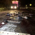 Sobre la vía quedaron desperdigados parte de prendas y otros objetos de las víctimas.