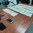 El dinero recuperado fue mostrado por la Policía.