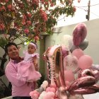 Oswaldo junto a su hija Sarita el día que cumplió un año. A los sesenta años tuvo su primera niña. El actor tiene 4 varones