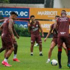 Barcelona trabajó ayer con lluvia en el estadio Monumental. Matías Oyola arreglaría hoy con el Idolo