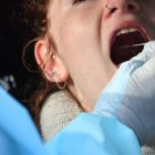 Una señal del covid-19 se puede identificar en la lengua.