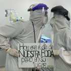 La pareja de doctores trabaja en el Hospital IESS Quito Sur atendiendo a pacientes con coronavirus.