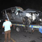 Todos los ocupantes de esta furgoneta murieron después que se salió del carril y se volcó por unos 30 metros de una pendiente.