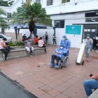 A los familiares les toca esperar en los exteriores de la casa asistencial.