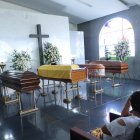 Víctor Hugo, su esposa, hija, una sobrina y su hijo eran velados frente a sus otros parientes.