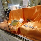 En esta vitrina había anillos, pulseras, collares y demás joyas en oro.