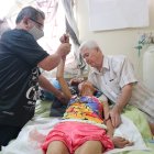 Edilber (izq.) antes de tratar a su paciente pone en manos de Dios la terapia. Don Ulpiano al pie del cañón, siempre junto a su ‘ñora’.