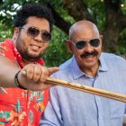 Roberto González junto a Óscar D'León compartiendo en la grabación del vídeo.