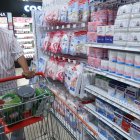 Apenas recibió el premio, don Eugenio se fue de compras. llevó algunos regalos.