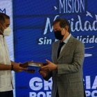 El ministro Taiano entrega el reconocimiento a un empresario.