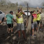 Los hinchas intentaron saltar la cerca de alambre para estar cerca de sus ídolos.