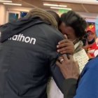 Moisés se abrazó a sus padres y lloró antes de subir al avión.