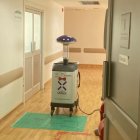 'Espejito' es el nuevo robot que limpia en el hospital de Especialidades.
