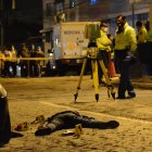 El cuerpo quedó tirado en la calle. Agentes de Criminalística levantaban los indicios.