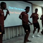Los nuevos jugadores de Barcelona tuvieron que cantar y bailar