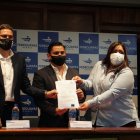 En la firma del convenio: Alfredo Aguilar de Guayaquil Sport, Roberto Ibáñez de Fedeguayas y Rossy Gómez de 9 de Octubre.