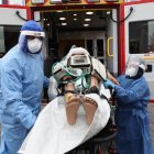 Las ambulancias cuentan con equipos parecidos a los que hay en una unidad de cuidados intensivos.