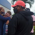 Andrea Nazareno, esposa de la víctima, acudió al Laboratorio de Criminalística para retirar los restos de su amado.