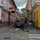La calle de los paraguas es un sitio para visitar en estos tiempos, en Guaranda.