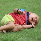 No lo castigues ni lo premies al finalizar el berrinche, él se adapta a lo que le des de respuesta, luego de su comportamiento.