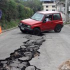 Varios automóviles han quedado atrapados en los socavones que se formaron en el barrio Pachosalas.