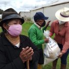 Abuelitos en situación de pobreza recibieron comida.