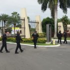 El cementerio Parque de La Paz, en La Aurora, permanece resguardado de policías. Allí se vela el cuerpo de Efraín Ruales.