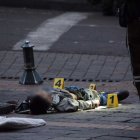 Personal de Criminalística recogió indicios cerca del sitio donde ocurrió el asesinato para tratar de esclarecer el hecho.