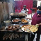 En un establecimiento llevan décadas cocinando cada bocadillo en horno a leña y pailas de bronce.