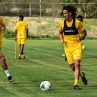 Fernando León (i) jugará en Barcelona, por una temporada.