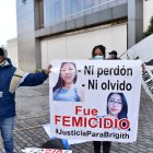Familiares de la mujer asesinada acudieron ayer al Complejo Judicial Quitumbe. Hicieron un plantón.