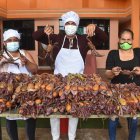 Los chef encargados de la gran comilona de cangrejos.