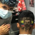 El estilista Jordán Villacís muestra su obra en homenaje a Efraín Ruales, a quien admiraba como un gran influencer.