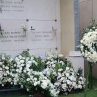 Arreglos flores decoran el lugar donde permanecer el cuerpo del presentador y actor gayaquileño.